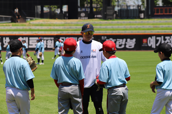 한국프로야구선수협회와 한화 이글스가 23일 공동 개최한 유소년 야구클리닉 '두드림(DODREAM)'에서 약 100여 명의 초등학교 고학년 선수들이 프로 선수들과 함께 땀을 흘렸다(사진=선수협)