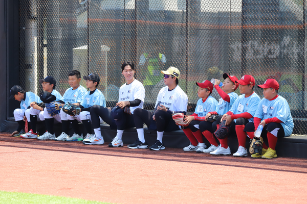 한국프로야구선수협회와 한화 이글스가 23일 공동 개최한 유소년 야구클리닉 '두드림(DODREAM)'에서 약 100여 명의 초등학교 고학년 선수들이 프로 선수들과 함께 땀을 흘렸다(사진=선수협)
