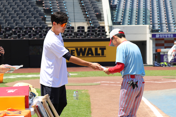한국프로야구선수협회와 한화 이글스가 23일 공동 개최한 유소년 야구클리닉 '두드림(DODREAM)'에서 약 100여 명의 초등학교 고학년 선수들이 프로 선수들과 함께 땀을 흘렸다(사진=선수협)