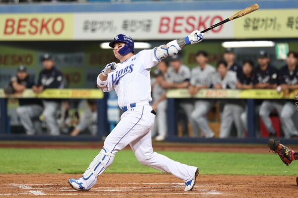 박병호는 22일에는 롯데 국내 에이스 박세웅을 상대로 1회 3점 홈런으로 3경기 연속 홈런을 기록했고, 이날 와이스를 상대로 한 홈런까지 더해 4경기 연속 홈런을 달성했다. 4경기에서 친 홈런이 모두 상대팀의 외국인 에이스나 선발 에이스 상대로 기록한 홈런이다(사진=삼성)