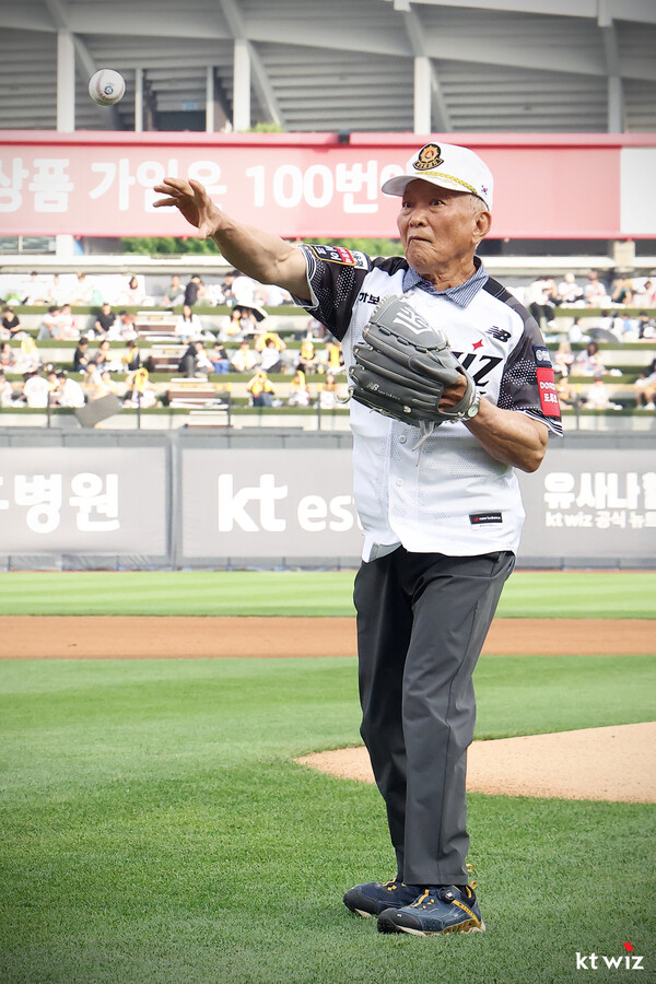 시구하는 해병대 원사전역자 김종익씨(사진=KT)