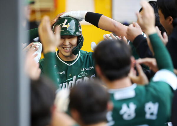 SSG 랜더스의 KBO리그 올타임 홈런왕 최정이 사상 최초로 20시즌 연속 두 자릿수 홈런 기록을 세웠다(사진=SSG)