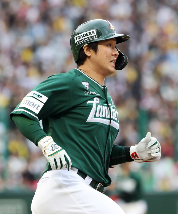 SSG 랜더스의 KBO리그 올타임 홈런왕 최정이 사상 최초로 20시즌 연속 두 자릿수 홈런 기록을 세웠다(사진=SSG)