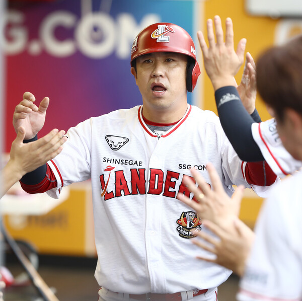 SSG는 6월 28일 오후 5시 인천 SSG랜더스필드에서 열리는 한화 이글스와의 홈 경기에 김강민을 1번 타자 중견수로 선발 기용한다(사진=SSG)