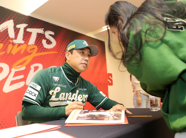 SSG는 6월 28일 오후 5시 인천 SSG랜더스필드에서 열리는 한화 이글스와의 홈 경기에 김강민을 1번 타자 중견수로 선발 기용한다(사진=SSG)