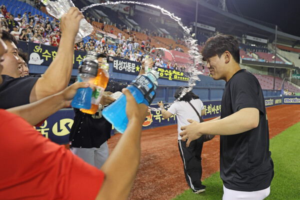 첫 승을 거둔 성영탁(사진=KIA)