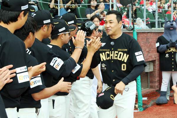 은퇴식을 가진 김강민(사진=SSG)