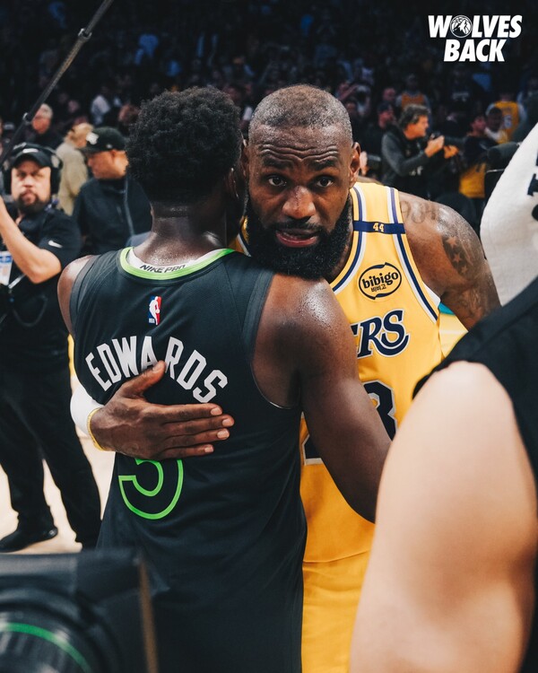 포옹을 나누는 에드워즈와 르브론(사진=미네소타 팀버울브스 SNS)