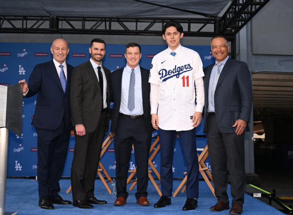 사사키 로키와 다저스 수뇌부들(사진=LA 다저스)