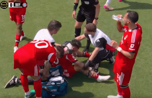 클럽 월드컵 경기에서 폭염으로 고통을 호소하는 선수들.