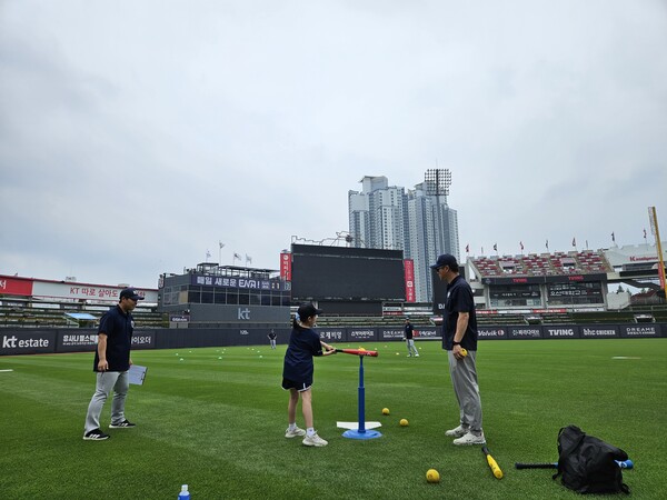 문화체육관광부와 국민체육진흥공단이 후원하는 '2025 키즈클럽 티볼 원데이 클래스'가 지난 6월 28일 수원 KT위즈파크에서 성공적으로 개최됐다(사진=KBO)