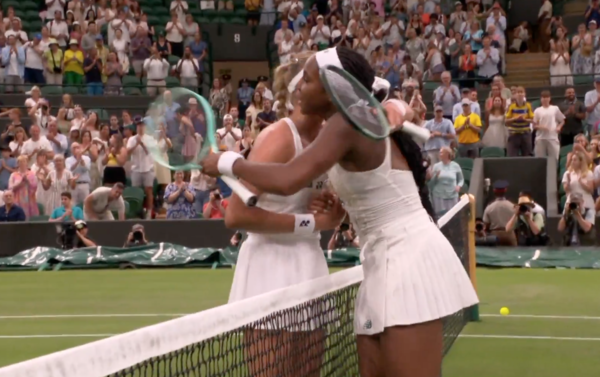 이변의 승자와 희생양의 포옹(사진=윔블던 중계화면)