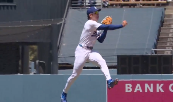 오랜만에 선발 출전한 LA 다저스 김혜성이 수비에서 눈부신 활약을 펼치며 더 많은 출전 기회를 요구하는 무언의 시위를 펼쳤다(사진=MLB.com 방송화면)