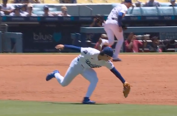 오랜만에 선발 출전한 LA 다저스 김혜성이 수비에서 눈부신 활약을 펼치며 더 많은 출전 기회를 요구하는 무언의 시위를 펼쳤다(사진=MLB.com 방송화면)