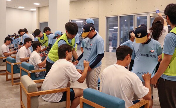 한국프로야구선수협회가 3년째 이어온 유소년 야구클리닉이 성공적으로 마무리됐다. 올해 10개 구단과 함께한 재능기부 프로그램의 마지막 주자는 NC 다이노스였다(사진=NC)