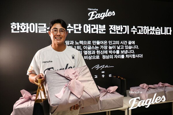 김승연 한화그룹 회장이 프로야구 정규시즌 전반기 1위를 확정한 한화 이글스 선수단을 격려했다(사진=한화)