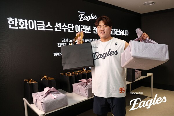 김승연 한화그룹 회장이 프로야구 정규시즌 전반기 1위를 확정한 한화 이글스 선수단을 격려했다(사진=한화)