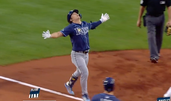 홈을 밟는 김하성(사진=MLB.com)