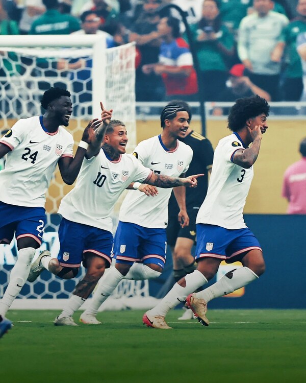 크리스탈 팰리스 선수단(사진=크리스탈 팰리스 SNS)