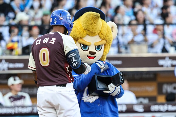 디아즈와 삼성 마스코트(사진=삼성)