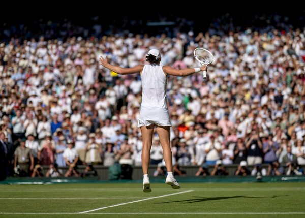 이가 시비옹테크가 윔블던 테니스 선수권 대회 여자 단식에서 생애 첫 우승을 차지하며 테니스 역사에 또 다른 이정표를 세웠다(사진=윔블던 SNS)