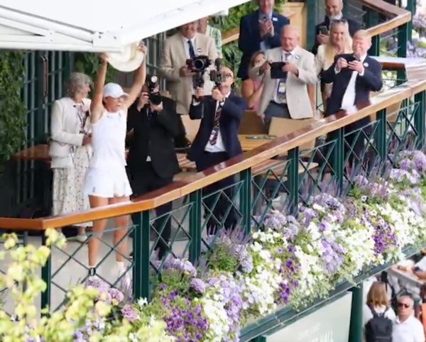 이가 시비옹테크가 윔블던 테니스 선수권 대회 여자 단식에서 생애 첫 우승을 차지하며 테니스 역사에 또 다른 이정표를 세웠다(사진=윔블던 SNS)
