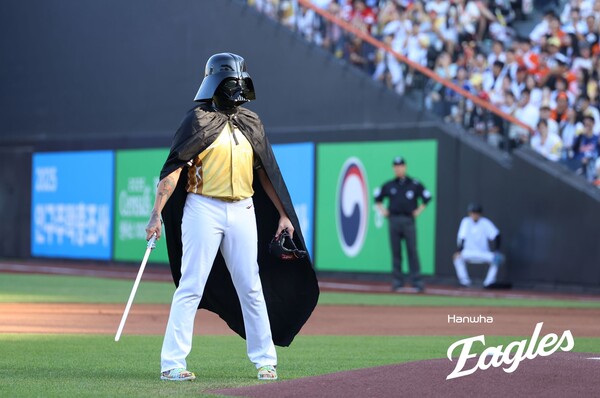 다스베이더로 분장한 폰세. 한국식 올스타전에 빠르게 적응한 모습(사진=한화)