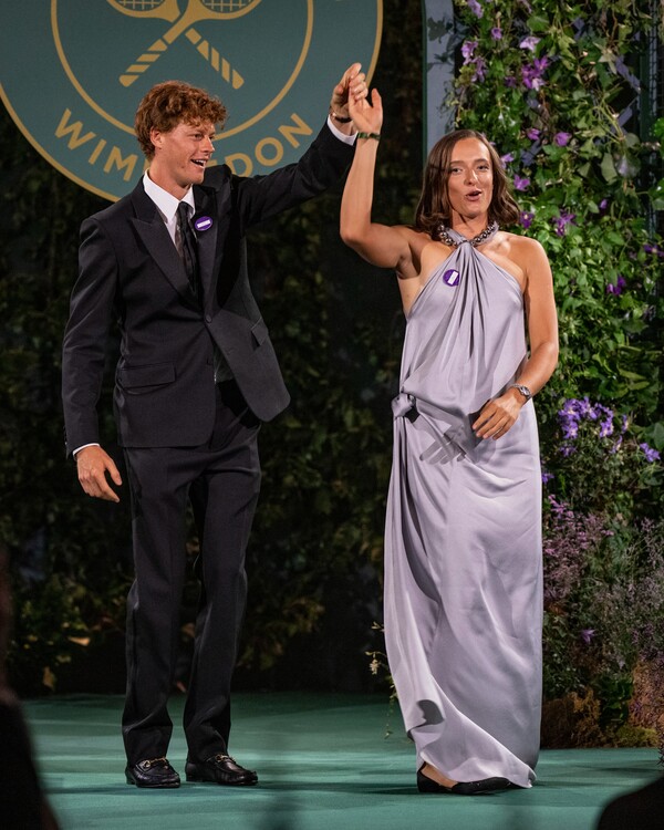 2025년 윔블던 남녀 단식 우승자인 야닉 시너와 이가 시비옹테크 모두 지난 1년간 도핑 적발로 출전정지 처분을 받았지만, 상대적으로 가벼운 처벌을 받았다는 비판이 거세지고 있다(사진=윔블던 공식 SNS)