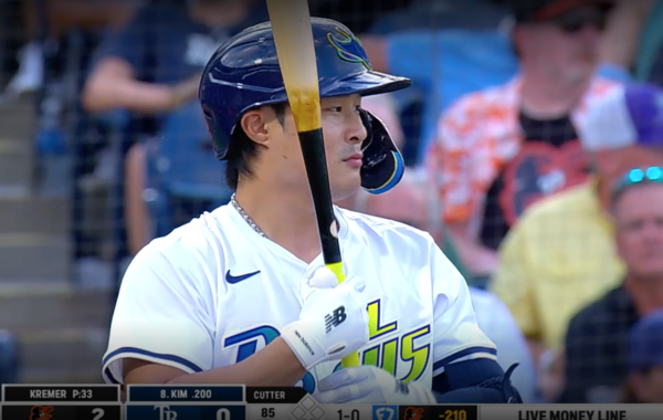 선두타자로 나선 김하성은 볼티모어 선발 딘 크레머의 커브를 기술적으로 받아쳐 중전 안타를 기록했다(사진=MLB 중계화면)