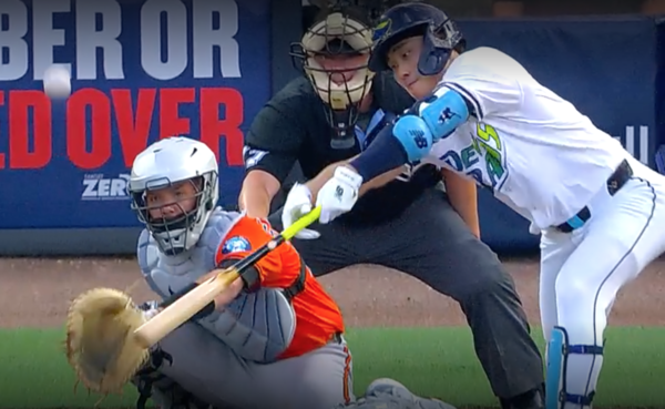 선두타자로 나선 김하성은 볼티모어 선발 딘 크레머의 커브를 기술적으로 받아쳐 중전 안타를 기록했다(사진=MLB 중계화면)