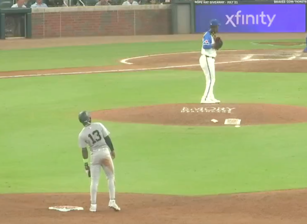 사인을 알려주는 재즈 치솜 주니어(사진=MLB 중계화면)