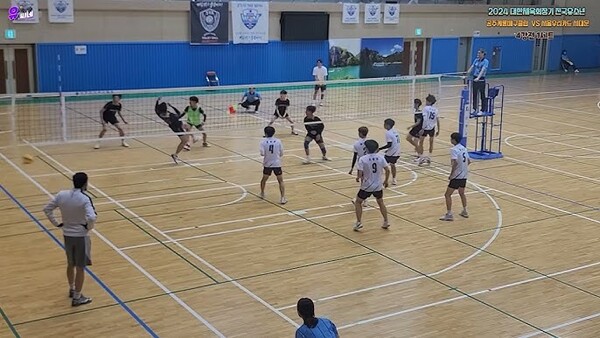 유소년 배구대회 경기 장면.