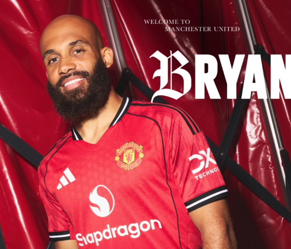브라이언 음뵈모가 마침내 맨체스터 유나이티드 유니폼을 입게 됐다(사진=맨체스터 유나이티드 SNS)