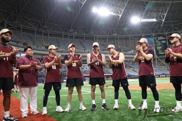 키움 히어로즈가 단기 대체 외국인 투수 라클란 웰스와의 짧은 동행을 마무리했다. 키움은 23일 훈련 전 고척스카이돔에서 웰스를 위한 송별 행사를 진행했다(사진=키움)