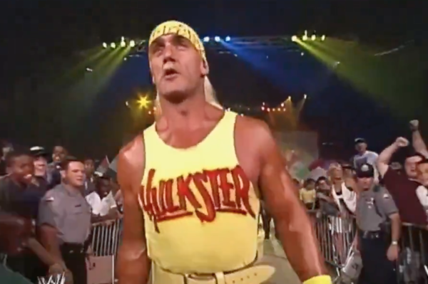 링 위로 올라가는 전성기 헐크 호건.