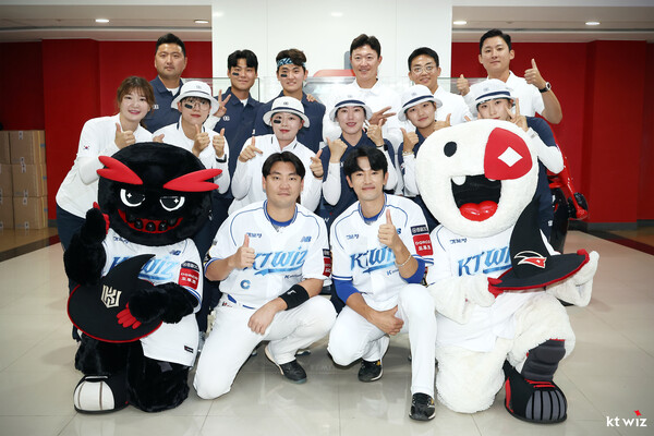 장성우, 고영표가 양궁 국가대표 선수단과 기념사진을 찍고 있다(사진=KT)