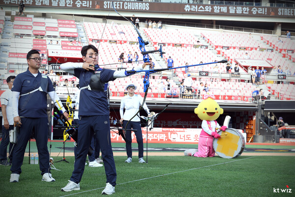 수원 KT 위즈파크에서 양궁 국가대표 선수단이 소음 훈련을 진행했다(사진=KT)