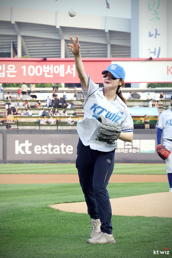 강해영, 최은규의 시구와 시타(사진=KT)