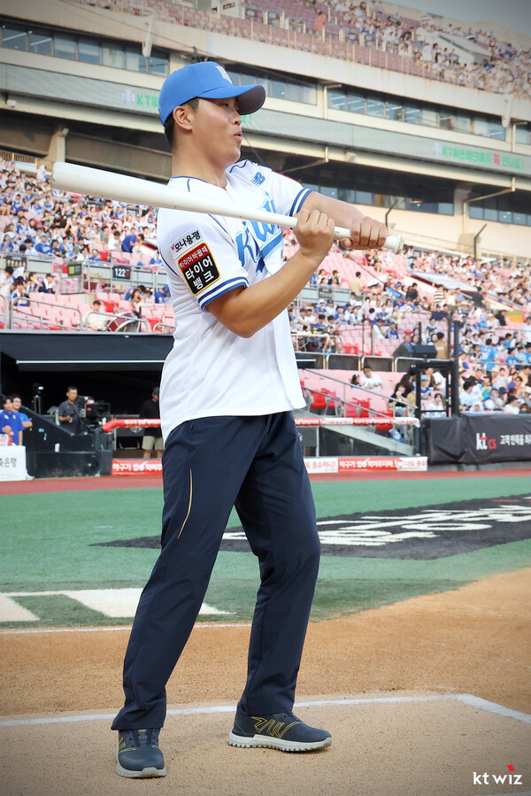 강해영, 최은규의 시구와 시타(사진=KT)