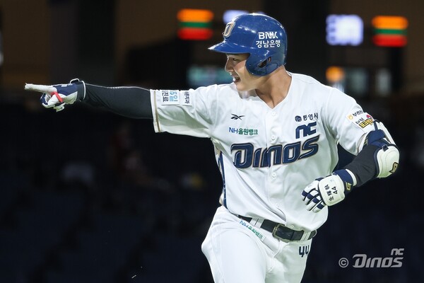 NC 다이노스 김휘집이 또다시 친정팀을 상대로 불방망이를 휘둘렀다. 이번엔 역전 만루포로 팀의 4연패 탈출을 이끌었다(사진=NC)
