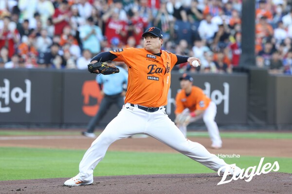 1회 5실점한 류현진(사진=한화)