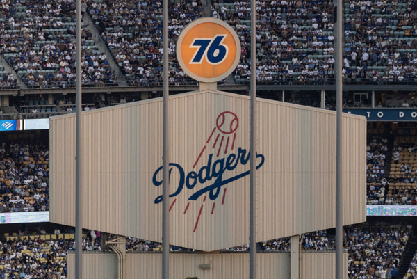 LA 다저스가 이민 단속으로 위기에 처한 이민자들을 지원하고 나섰다.
