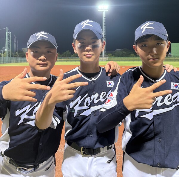 경기가 끝난 뒤 세레머니를 펼치고 있는 이재승과 서정안, 권윤서 (사진=대한야구소프트볼협회)