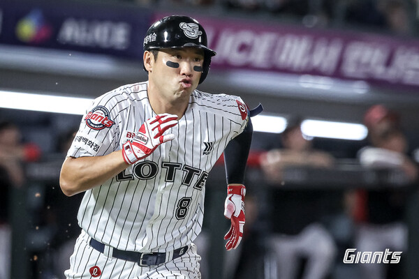 4안타 쇼를 펼친 전준우(사진=롯데)