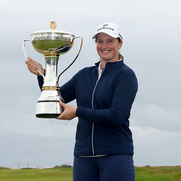 로티 우드(영국)가 7월 27일(현지시간) 스코틀랜드 던도날드 링크스에서 열린 ISPS 한다 여자 스코틀랜드 오픈에서 프로 데뷔전 우승을 차지했다(사진=LPGA 공식 SNS)