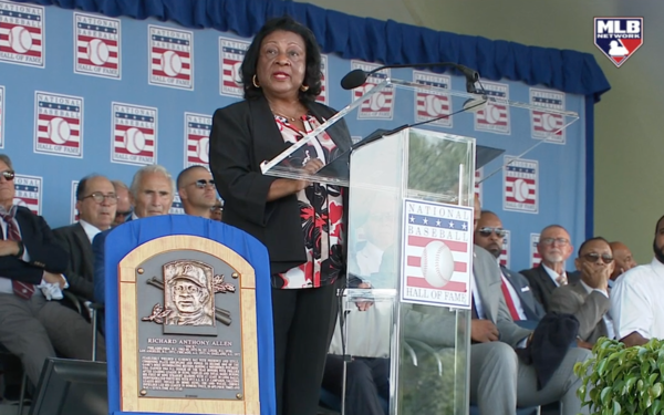 작고한 선수들은 가족이 대신 연단에 올랐다(사진=MLB 네트워크 방송화면)