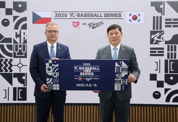 KBO 허구연 총재와 이반 얀차렉 주한체코대사. (사진=KBO)