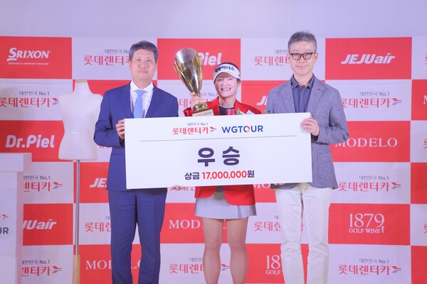 ‘2025 롯데렌터카 WGTOUR’ 5차 대회 시상식에서 (왼쪽부터)골프존 박강수 대표, 우승자 홍현지, 롯데렌탈 주식회사 최진환 대표가 기념사진을 촬영하고 있다. (사진 | 골프존)