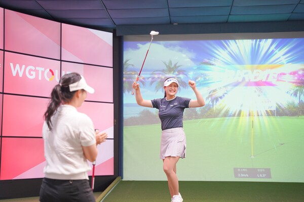 ‘2025 롯데렌터카 WGTOUR’ 5차 결선에서 홍현지가 버디 기록 후 환호하고 있다. (사진 | 골프존)