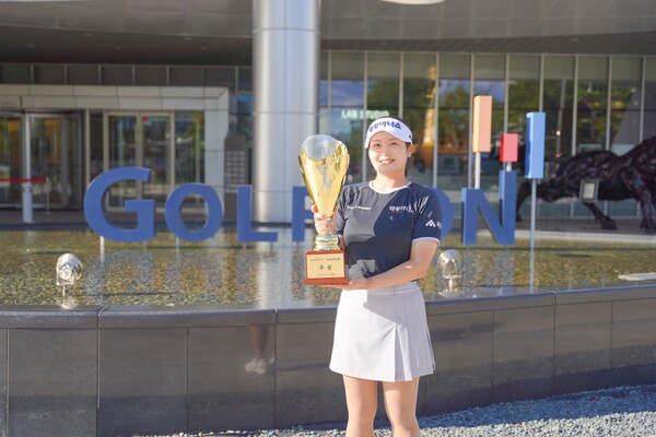 ‘2025 롯데렌터카 WGTOUR’ 5차 대회 우승자 홍현지가 우승트로피를 들고 기념사진을 촬영하고 있다. (사진 | 골프존)